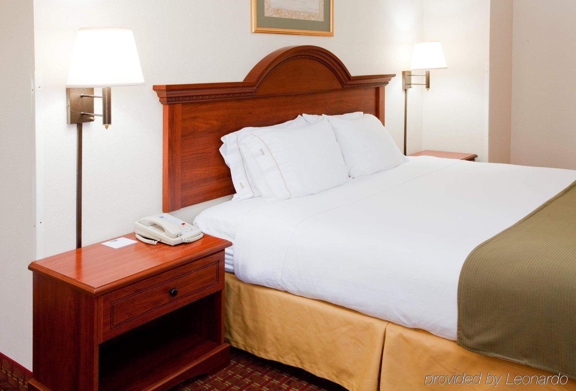 Holiday Inn Express Hillsville By Ihg Стая снимка